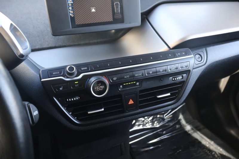 BMW i3 Vehicle Full-screen Gallery Image 27