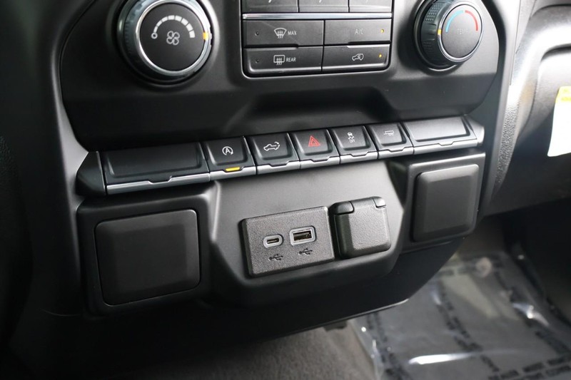 Chevrolet Silverado 1500 LTD Vehicle Full-screen Gallery Image 33