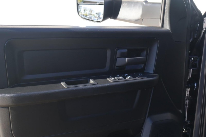 Ram 1500 Classic Vehicle Full-screen Gallery Image 19