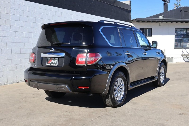 Nissan Armada Vehicle Full-screen Gallery Image 05