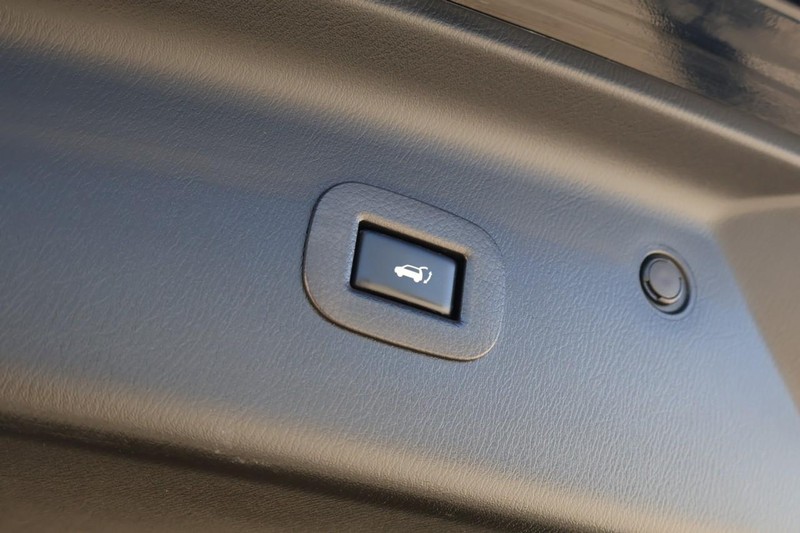 Nissan Armada Vehicle Full-screen Gallery Image 09