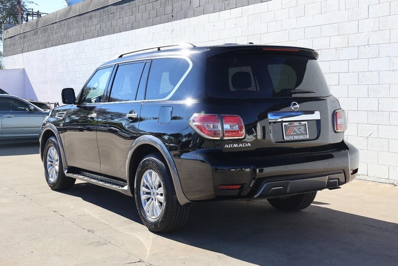 Nissan Armada Vehicle Full-screen Gallery Image 10