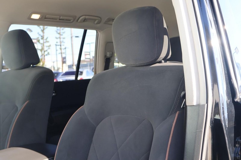 Nissan Armada Vehicle Full-screen Gallery Image 19