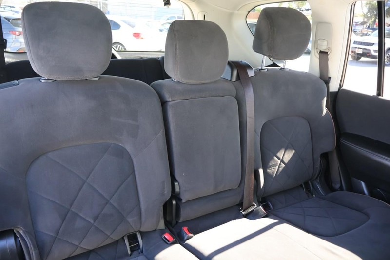 Nissan Armada Vehicle Full-screen Gallery Image 22
