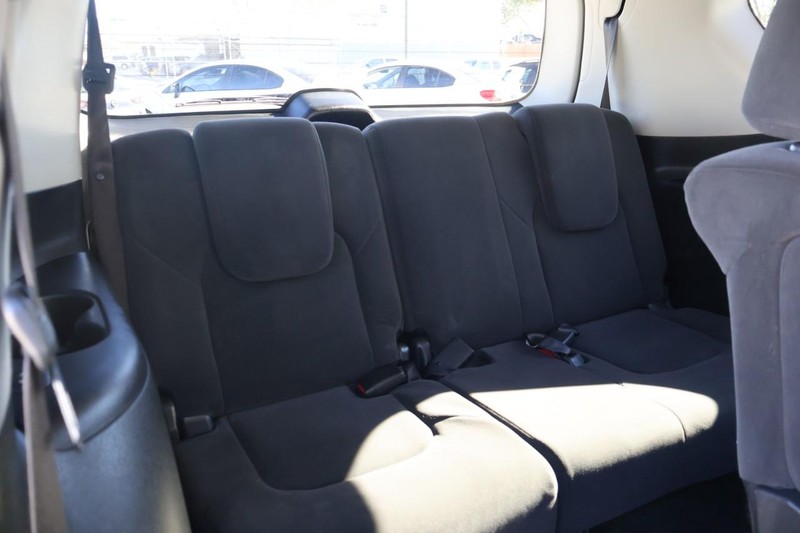 Nissan Armada Vehicle Full-screen Gallery Image 23