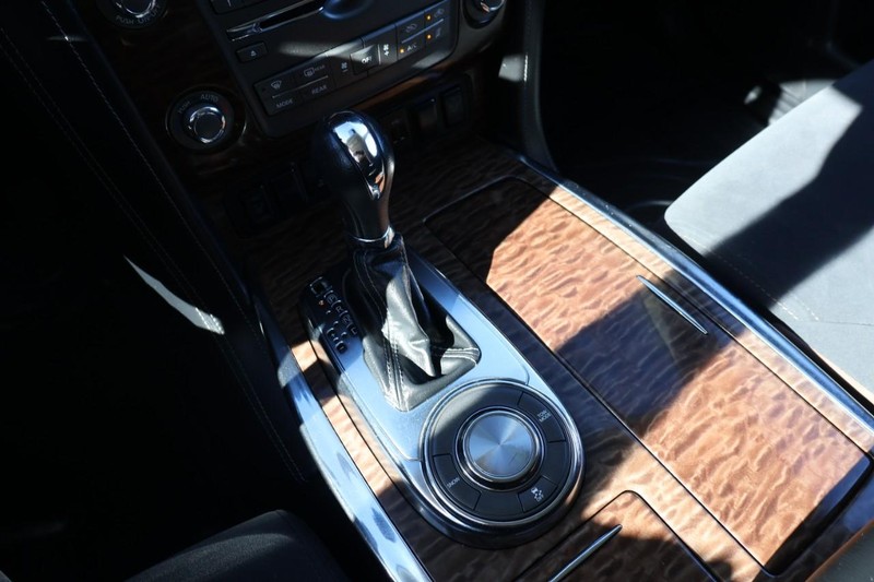 Nissan Armada Vehicle Full-screen Gallery Image 34