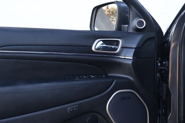 Jeep Grand Cherokee Vehicle Full-screen Gallery Image 15