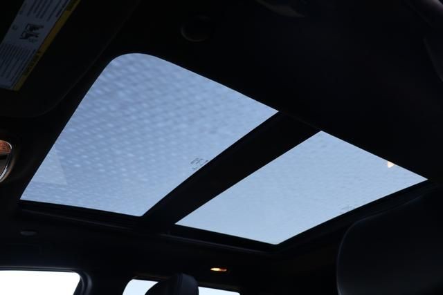 Jeep Grand Cherokee Vehicle Full-screen Gallery Image 19