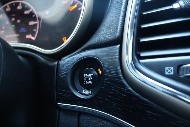 Jeep Grand Cherokee Vehicle Full-screen Gallery Image 40