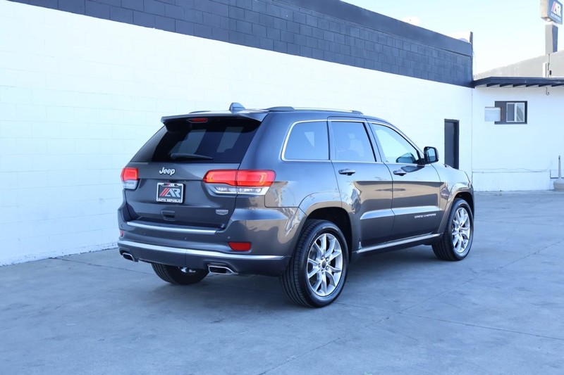 Jeep Grand Cherokee Vehicle Full-screen Gallery Image 05