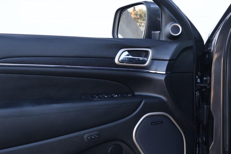 Jeep Grand Cherokee Vehicle Full-screen Gallery Image 16