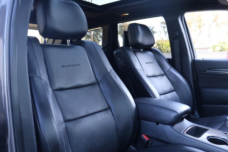 Jeep Grand Cherokee Vehicle Full-screen Gallery Image 22