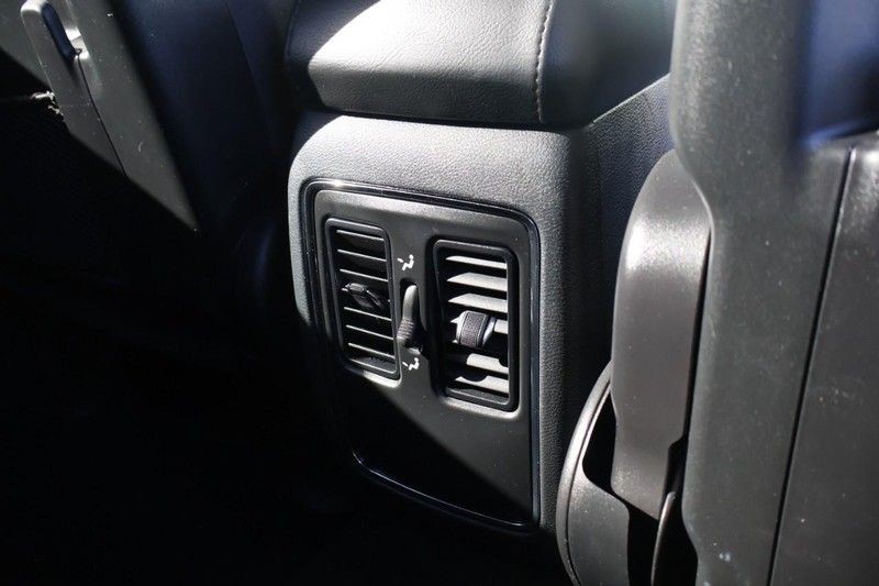 Jeep Grand Cherokee Vehicle Full-screen Gallery Image 22