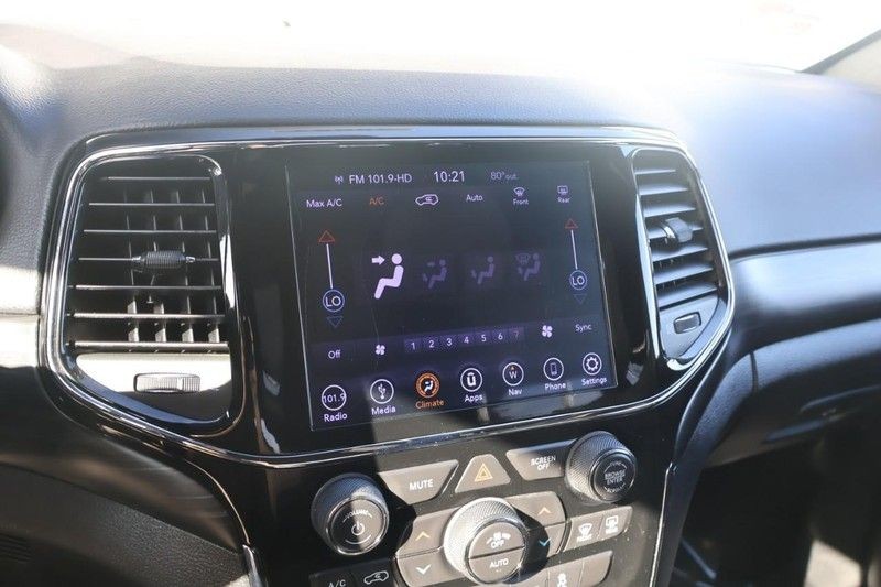 Jeep Grand Cherokee Vehicle Full-screen Gallery Image 29