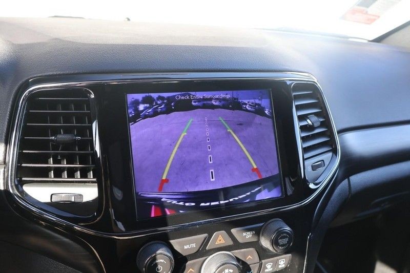 Jeep Grand Cherokee Vehicle Full-screen Gallery Image 30