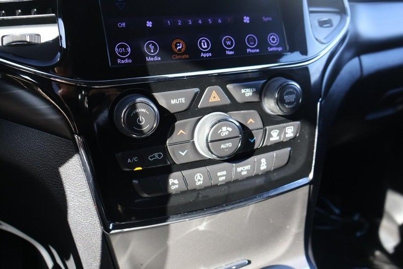 Jeep Grand Cherokee Vehicle Full-screen Gallery Image 31