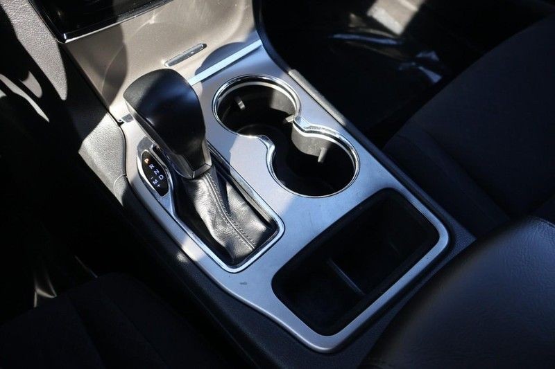 Jeep Grand Cherokee Vehicle Full-screen Gallery Image 32