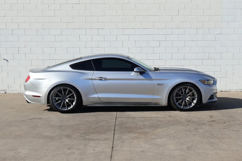 Ford Mustang Vehicle Full-screen Gallery Image 04