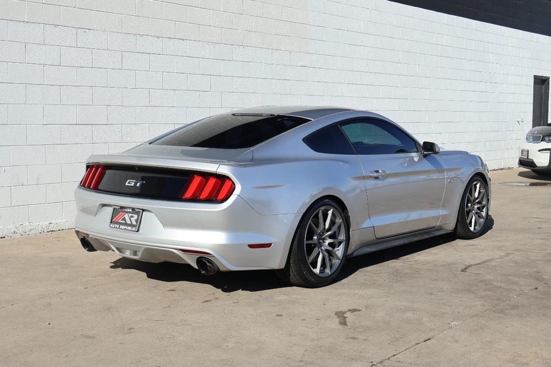 Ford Mustang Vehicle Full-screen Gallery Image 05