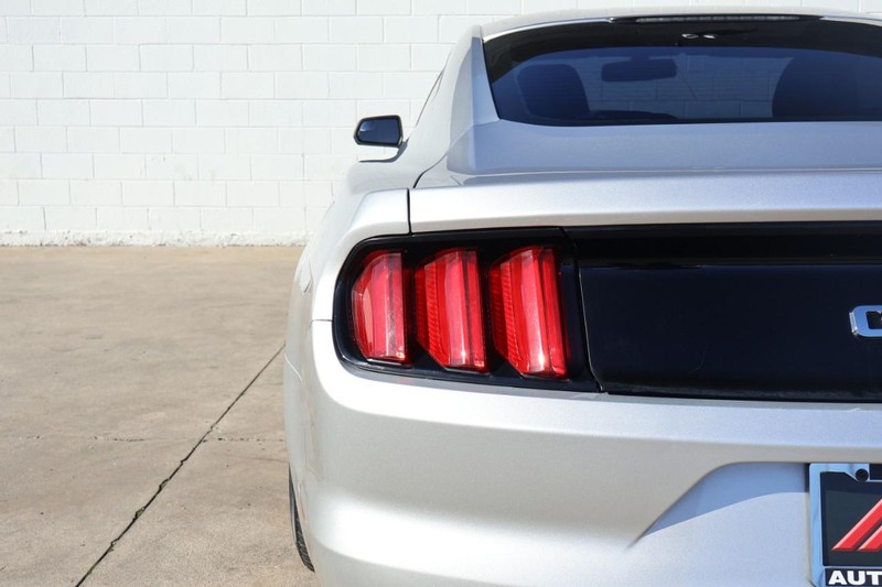 Ford Mustang Vehicle Full-screen Gallery Image 07