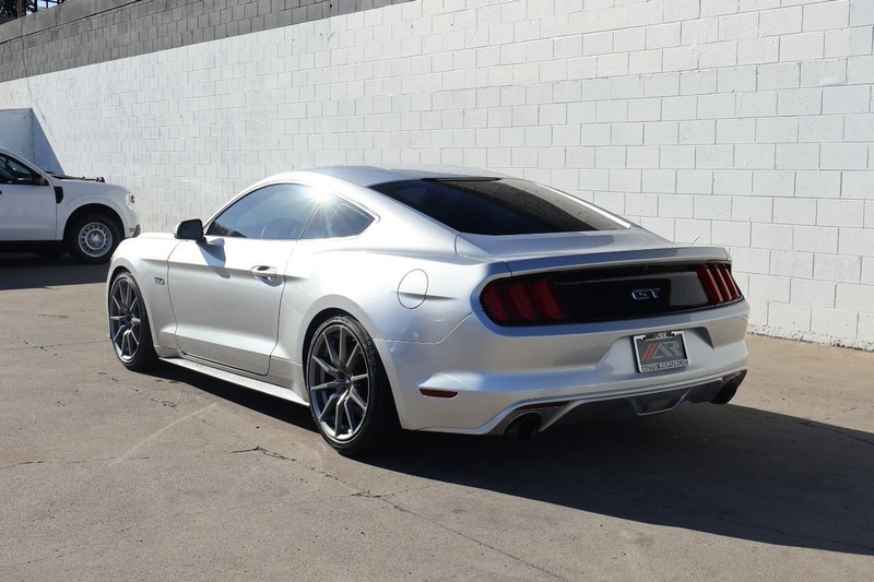 Ford Mustang Vehicle Full-screen Gallery Image 09