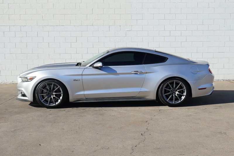 Ford Mustang Vehicle Full-screen Gallery Image 10