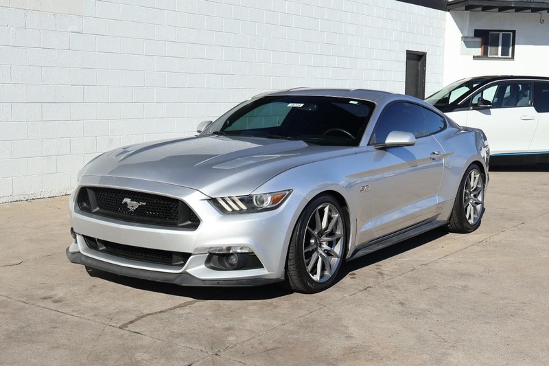 Ford Mustang Vehicle Full-screen Gallery Image 11