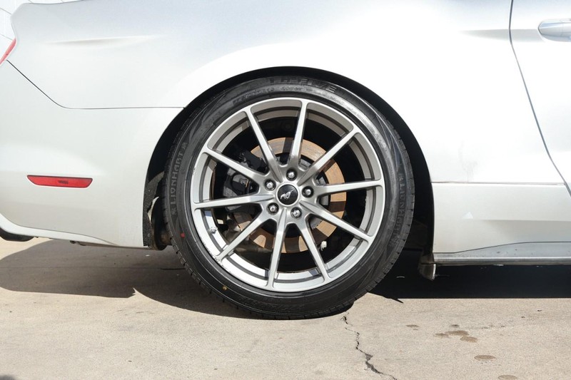 Ford Mustang Vehicle Full-screen Gallery Image 13