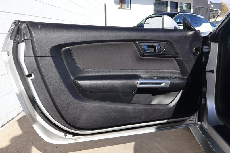 Ford Mustang Vehicle Full-screen Gallery Image 14