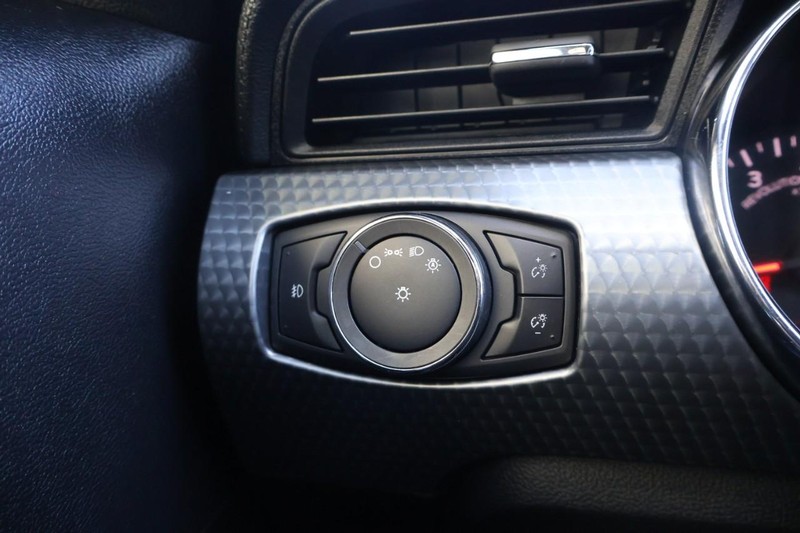 Ford Mustang Vehicle Full-screen Gallery Image 16