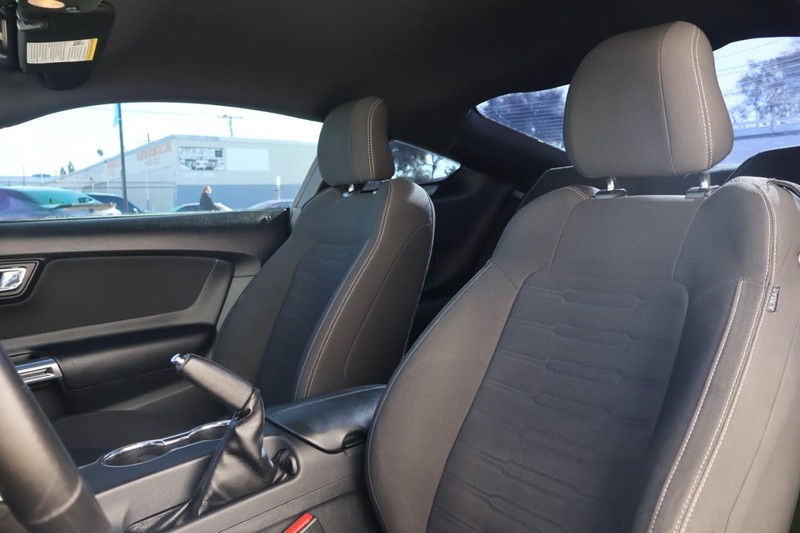 Ford Mustang Vehicle Full-screen Gallery Image 18