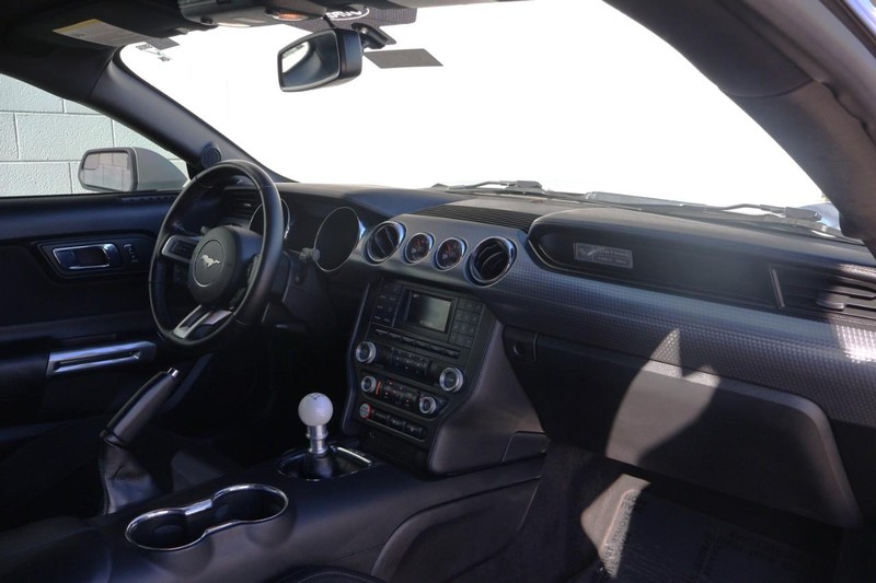 Ford Mustang Vehicle Full-screen Gallery Image 20