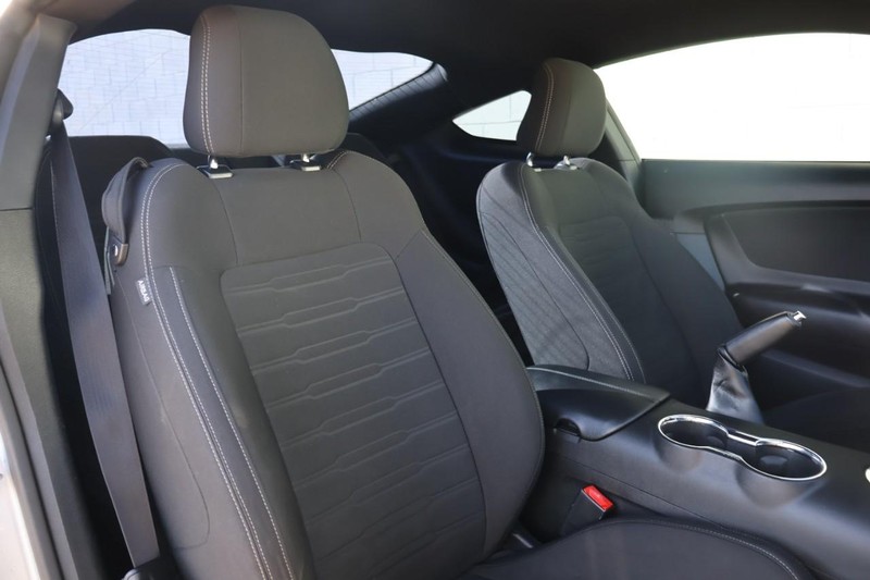 Ford Mustang Vehicle Full-screen Gallery Image 21