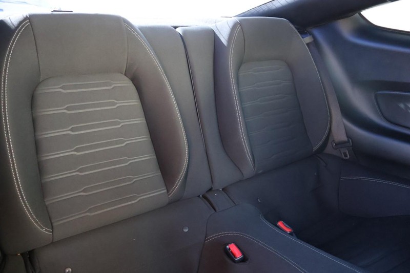 Ford Mustang Vehicle Full-screen Gallery Image 22