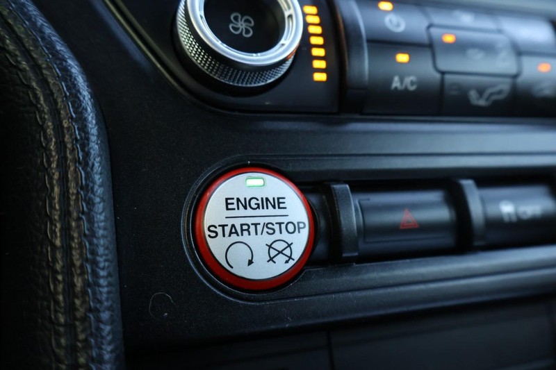 Ford Mustang Vehicle Full-screen Gallery Image 30