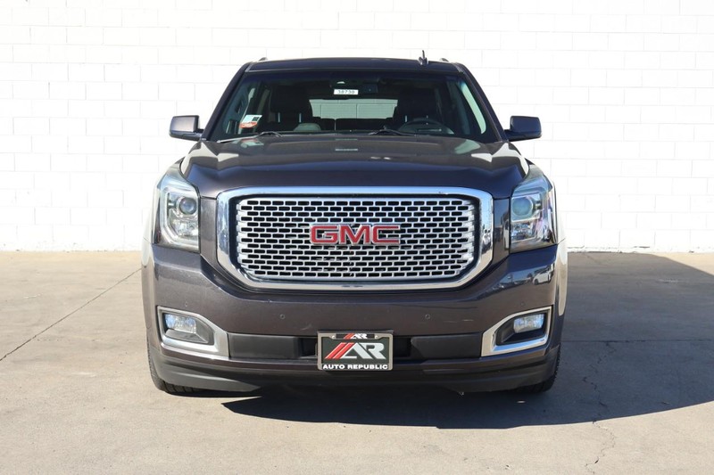 GMC Yukon XL Vehicle Full-screen Gallery Image 02