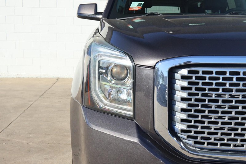 GMC Yukon XL Vehicle Full-screen Gallery Image 03