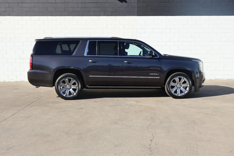 GMC Yukon XL Vehicle Full-screen Gallery Image 04