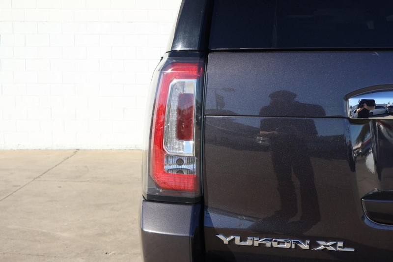 GMC Yukon XL Vehicle Full-screen Gallery Image 07