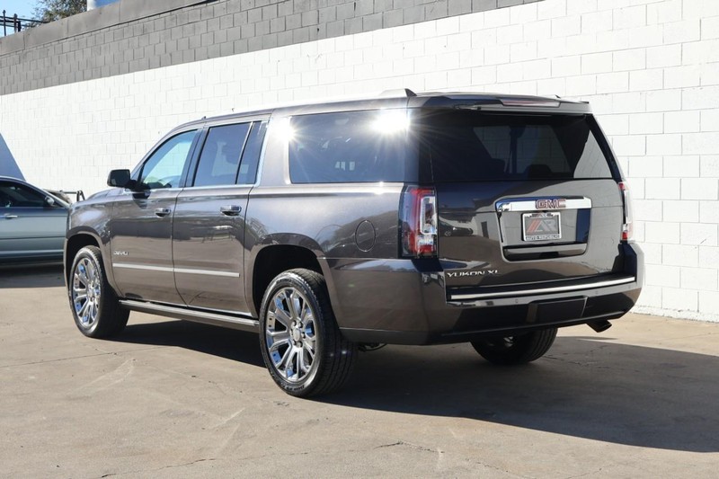 GMC Yukon XL Vehicle Full-screen Gallery Image 09