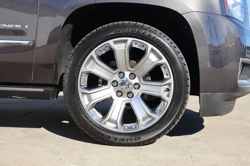 GMC Yukon XL Vehicle Full-screen Gallery Image 13