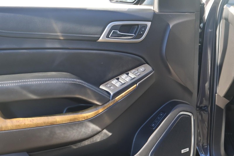 GMC Yukon XL Vehicle Full-screen Gallery Image 15