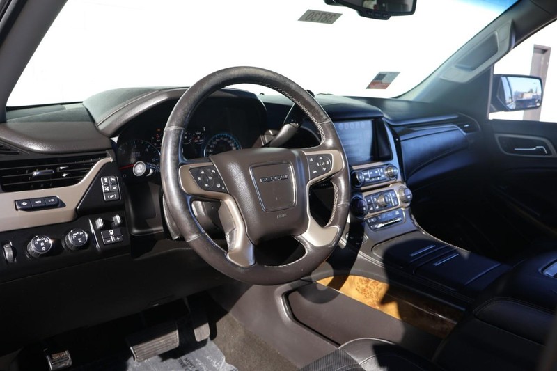 GMC Yukon XL Vehicle Full-screen Gallery Image 16