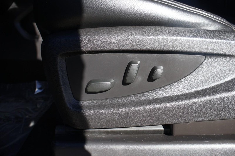 GMC Yukon XL Vehicle Full-screen Gallery Image 18