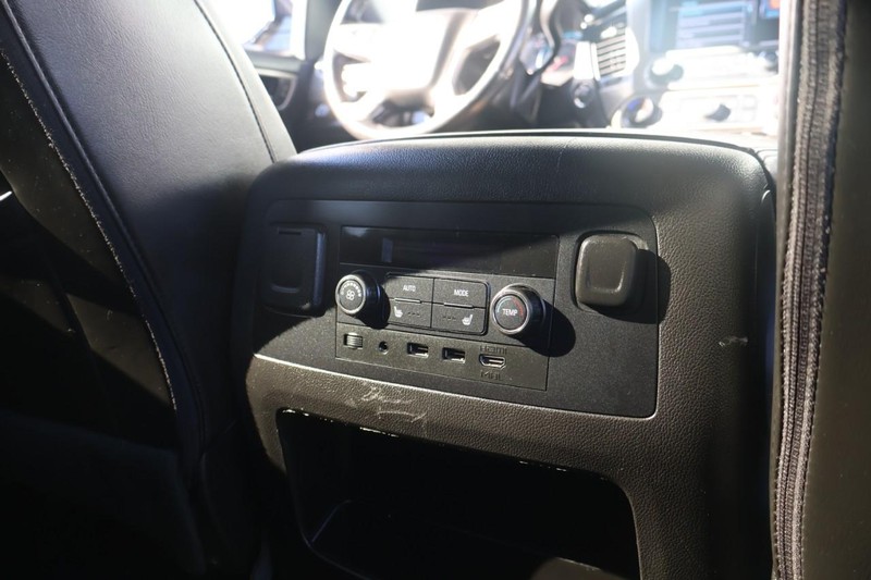 GMC Yukon XL Vehicle Full-screen Gallery Image 25