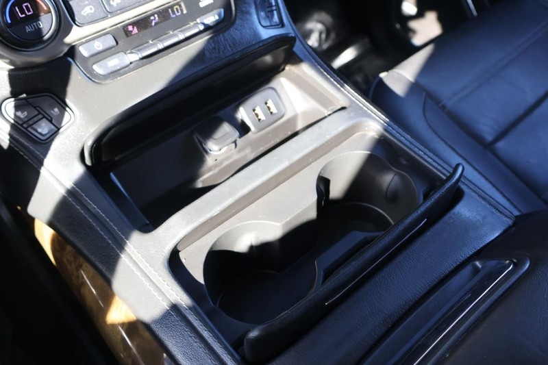 GMC Yukon XL Vehicle Full-screen Gallery Image 37