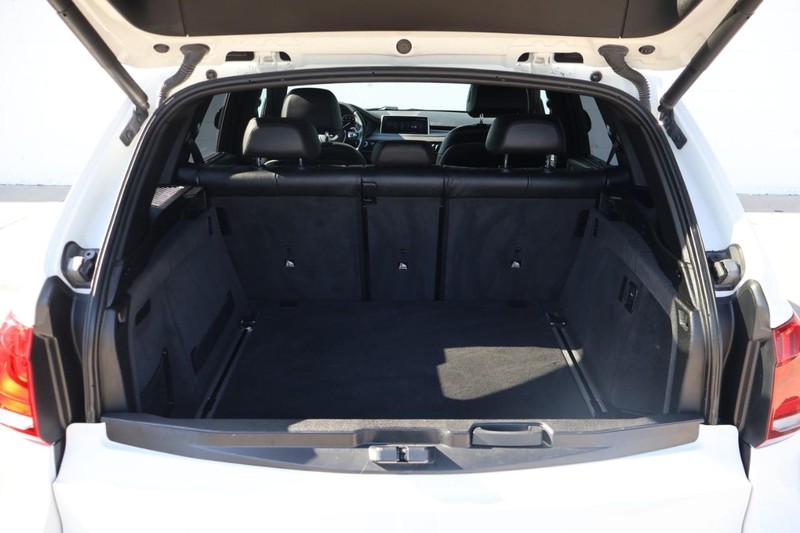 BMW X5 Vehicle Full-screen Gallery Image 09