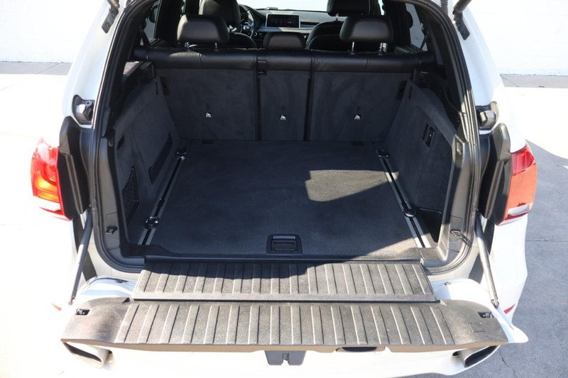 BMW X5 Vehicle Full-screen Gallery Image 10