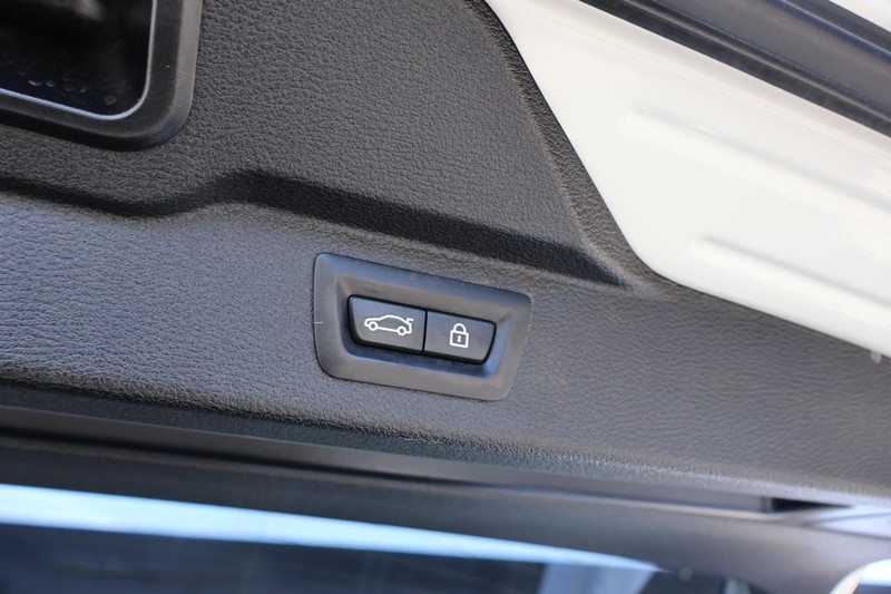 BMW X5 Vehicle Full-screen Gallery Image 11