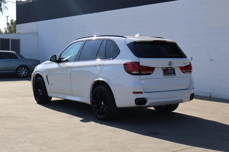 BMW X5 Vehicle Full-screen Gallery Image 12